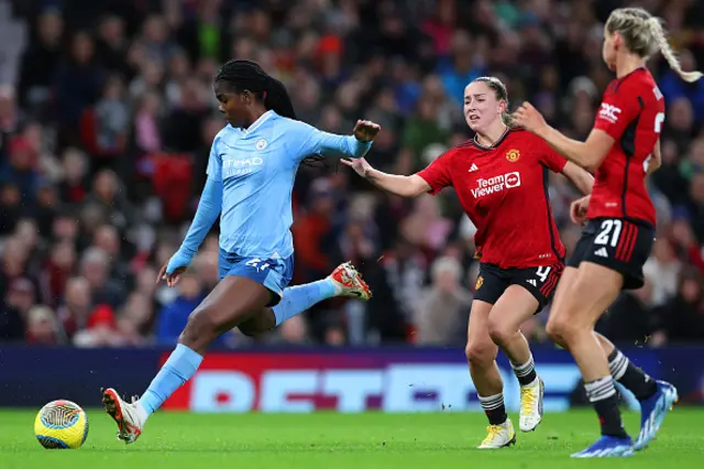 Khadija Shaw of Manchester City shoots