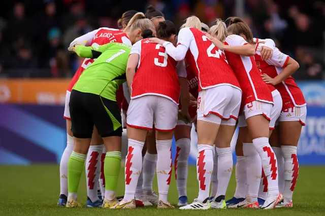 Players of Arsenal enter a huddle