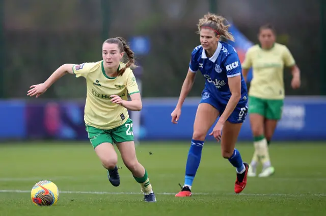 Carrie Jones of Bristol City runs with the ball