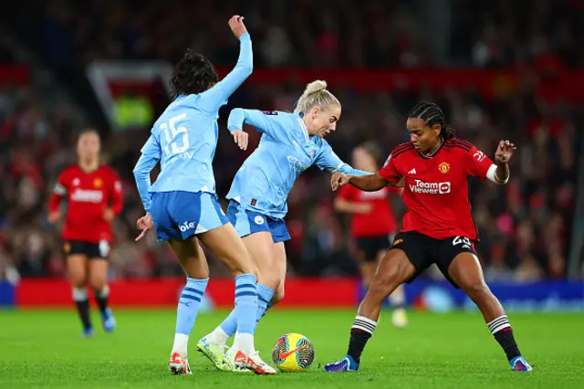 Geyse of Manchester United challenged Alex Greenwood