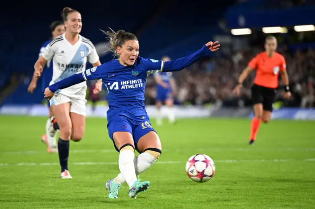 Johanna Rytting Kaneryd has a shot
