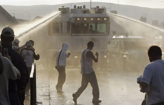 Water cannon being used against protestors in Belfast in 2005