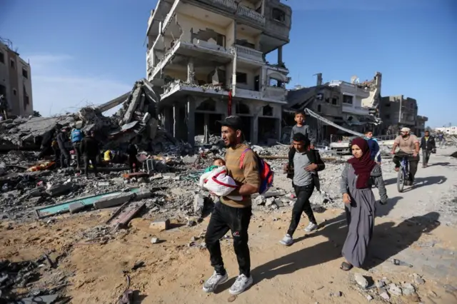 Displaced Palestinians try to return to their homes in Khan Younis amid the temporary truce between Hamas and Israel