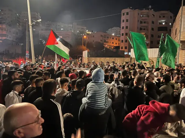 Crowd at Beitunia check point