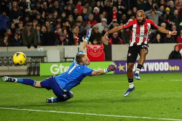 Aaron Ramsdale misses to save the ball shot by Bryan Mbeumo