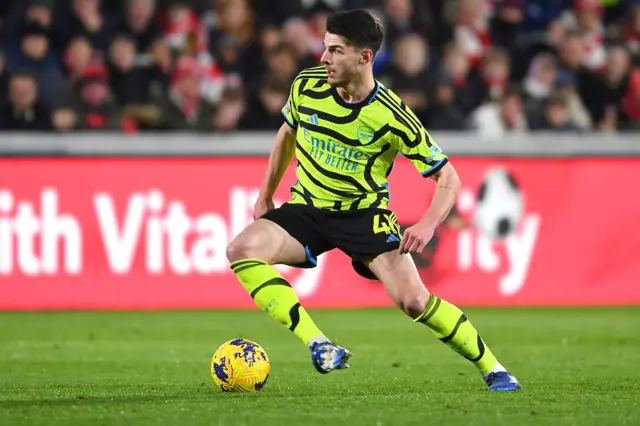 Declan Rice controls the ball.