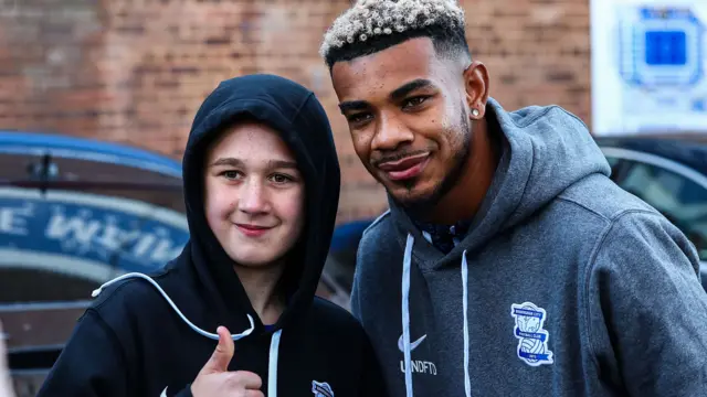 Juninho Bacuna poses with fan for picture