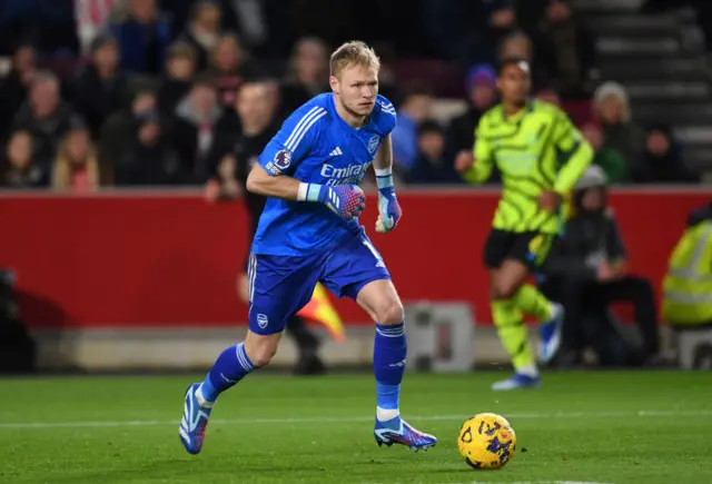 Ramsdale with the ball at his feet.