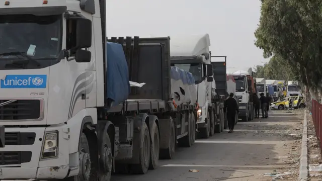 Aid convoy makes its way through Gaza on Saturday