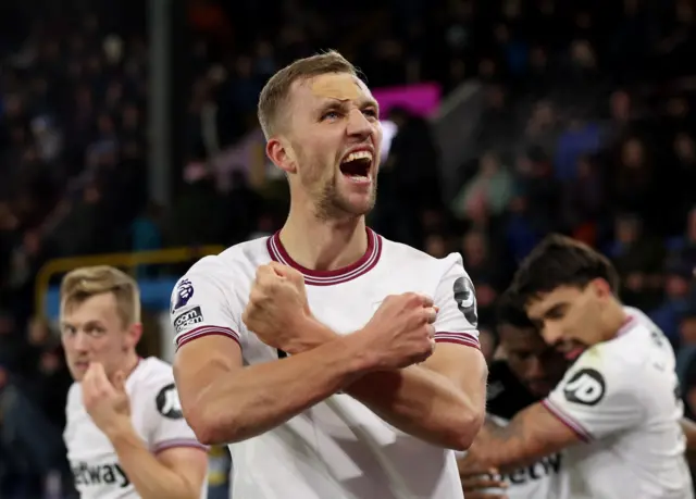 Tomas Soucek celebrates his goal.