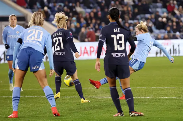 Lauren Hemp shoots - players look on