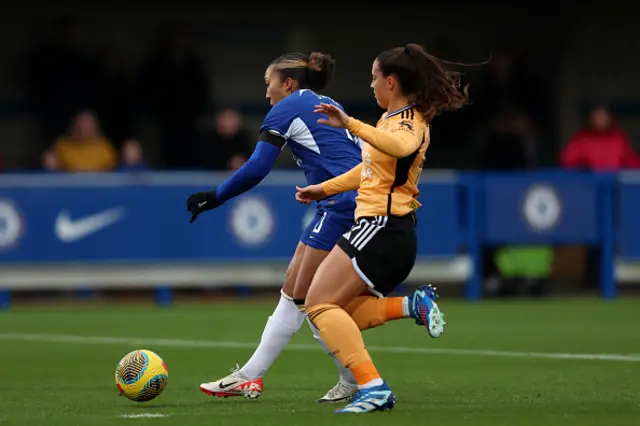 Lauren James of Chelsea shoots under pressure