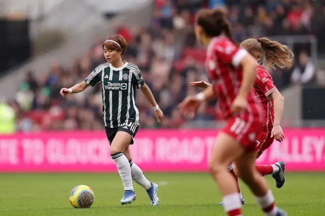 Hinata Miyazawa runs with the ball.