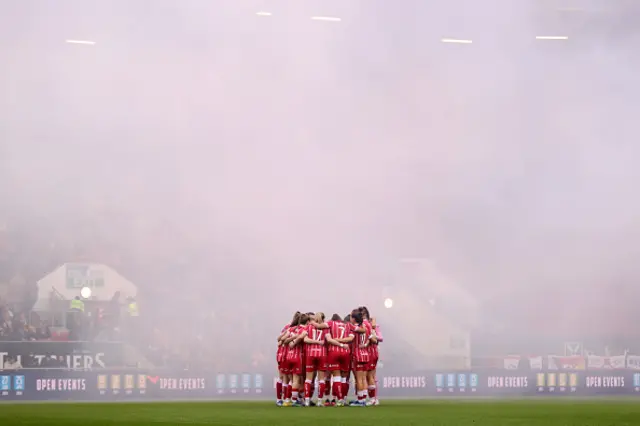 Players of Bristol City huddle together prior to kick-off