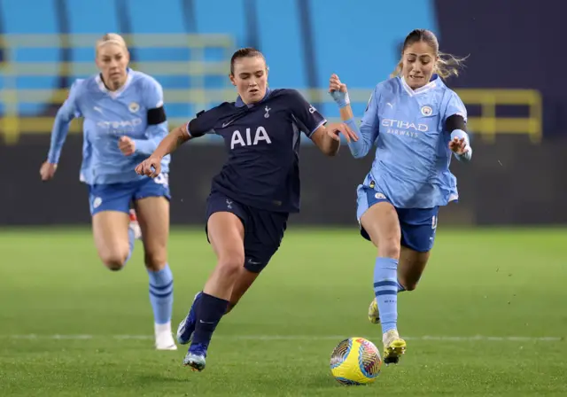 Grace Clinton of Tottenham Hotspur challenges for the ball with Laia Aleixandri.