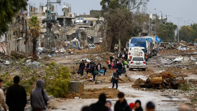 Palestinians flee north Gaza as trucks carrying aid and fuel head there during the temporary truce between Israel and Hamas