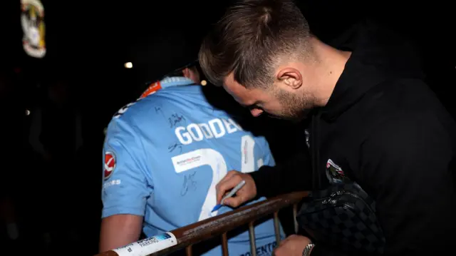 Matty Godden signs a shirt