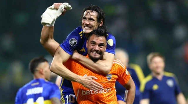 Boca Juniors players Edinson Cavani and Sergio Romero celebrate