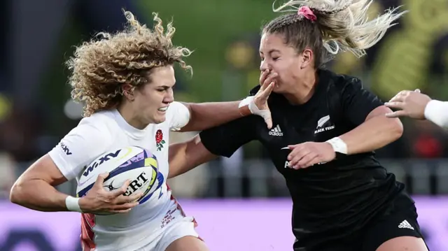 Ellie Kildunne holds off a New Zealand tackler