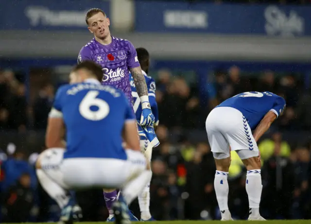 Jordan Pickford and Everton team-mates looking frustrated at the final whistle