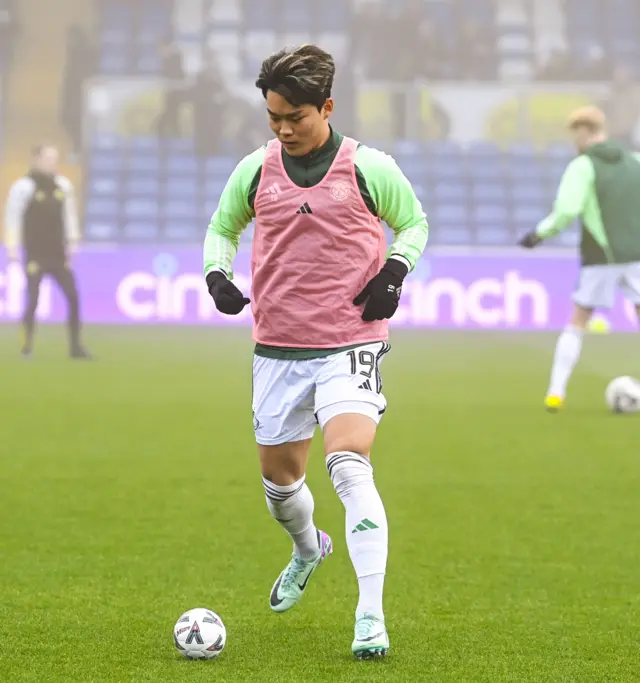 Celtic forward Oh Hyeon-gyu warming up