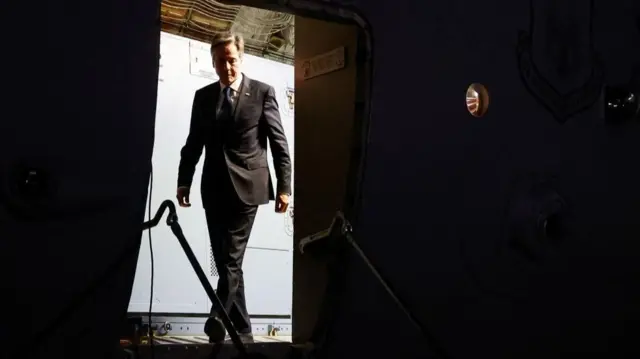 Antony Blinken disembarks at an airport in Jordan after arriving from Israel