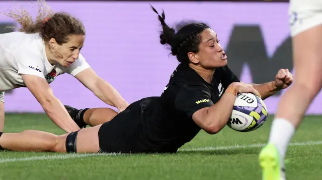 Kennedy Simon scores a try for New Zealand