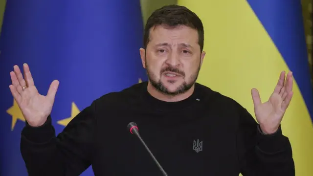 Ukrainian President Volodymyr Zelensky holding up his hands while giving a speech. Photo: 4 November 2023