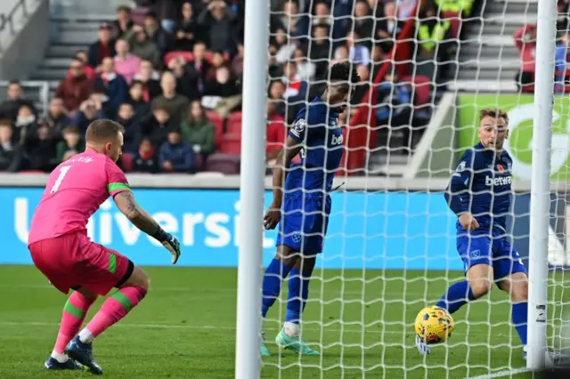 Jarrod Bowen scores for West Ham