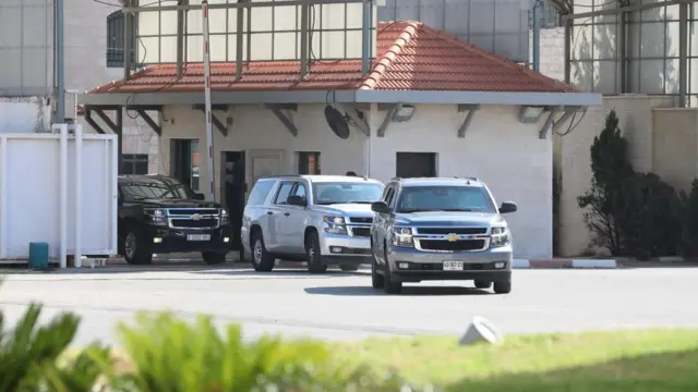 A convoy arrives in Ramallah