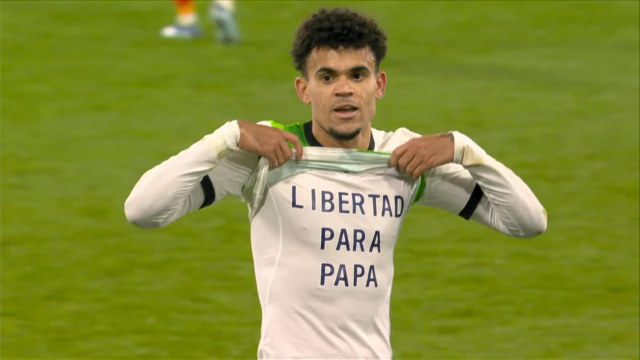 Diaz shows his shirt saying 'Libertad para papa'