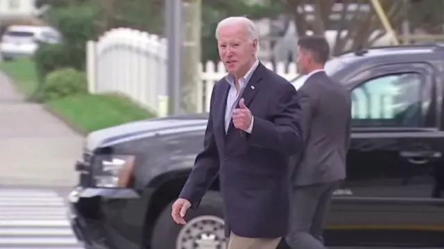 Joe Biden gives a thumbs up gesture