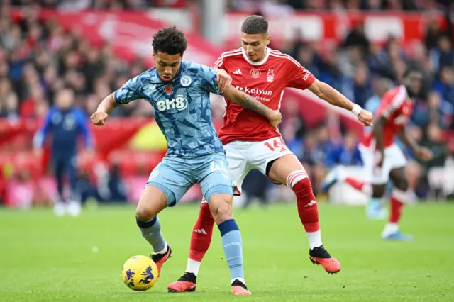 Boubacar Kamara on the ball whilst under pressure from Nicolas Dominguez