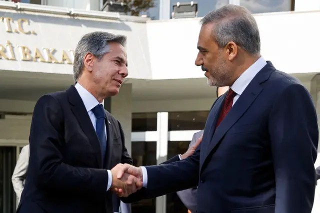 Blinken and Fida shake hands in Ankara