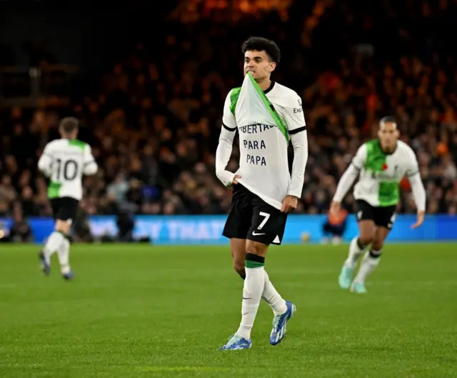 Luis Diaz reveals a message on his shirt