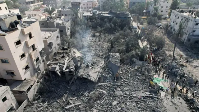 Palestinians gather at the site of an Israeli strike on a house, amid the ongoing conflict between Israel and Palestinian Islamist group Hamas, in Deir Al-Balah, in central Gaza Strip, November 6, 2023. REUTERS/Mohammed Fayq Abu Mostafa