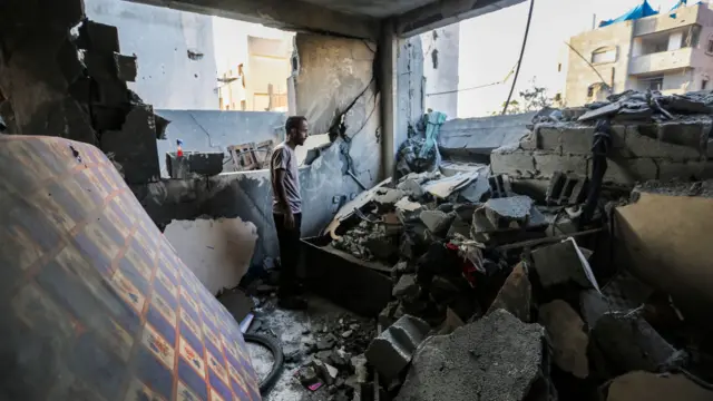 People search through buildings, destroyed during Israeli air raids in the southern Gaza Strip on November 6, 2023 in Khan Yunis, Gaza. The Israeli army has expanded its military assault. The Gaza strip, a besieged Palestinian territory, is under heavy bombing from Israel in response to the large-scale attack carried out on October 7 by Hamas in Israel. The international community is stepping up pressure for a humanitarian truce. (Photo by Ahmad Hasaballah/Getty Images)