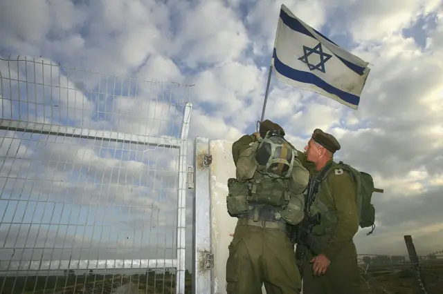 Israeli troops at the border after withdrawing from Gaza in September 2005