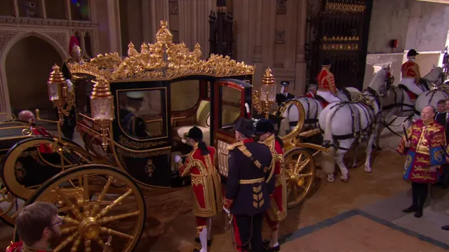 King and Camilla board Diamond Jubilee coach to leave