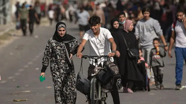 Thousands more civilians headed to the south of the Gaza Strip