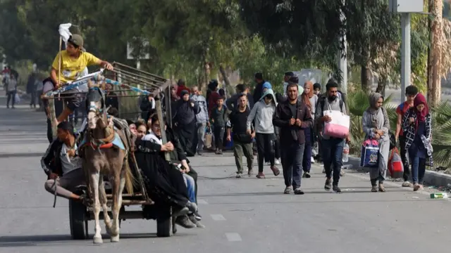 Palestinians fleeing north Gaza, carry bags as they walk towards the south, amid the ongoing conflict between Israel and Palestinian Islamist group Hamas, in the central Gaza Strip, November 9, 2023. REUTERS/Mohammed Salem