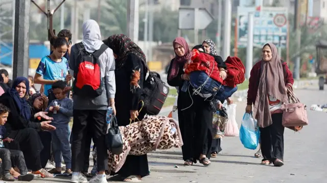 Palestinians fleeing north Gaza, carry bags as they walk towards the south, amid the ongoing conflict between Israel and Palestinian Islamist group Hamas, in the central Gaza Strip, November 9, 2023. REUTERS/Mohammed Salem