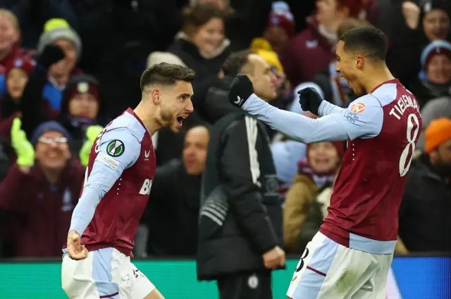 Alex Moreno celebrates with Youri Tielemans