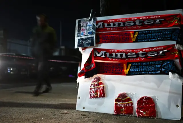 Scarves displaying Munster v Glasgow Warriors