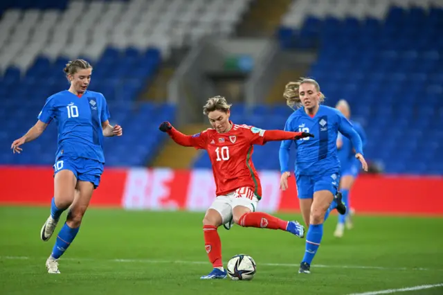 Jess Fishlock attacks the Iceland defence