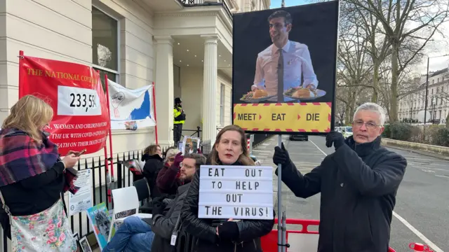 Portesters outside the covid inquiry