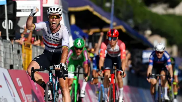 Mark Cavendish celebrates at the Giro d'Italia