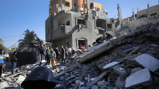 People search for casualties after an reported Israeli strike in Maghazi refugee camp, in the centre of the Gaza Strip (11 December 2023)