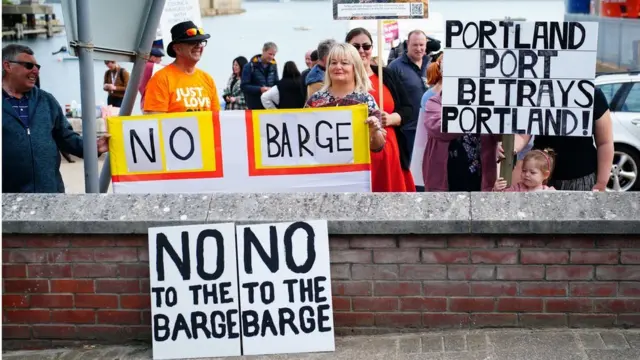 Protests as migrants return to barge