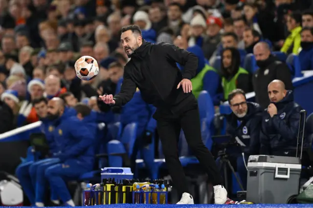 Roberto De Zerbi catching the ball on the sidelines